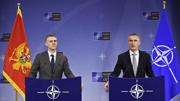 El canciller de Montenegro, Igor Luksic con el Secretario general de la OTAN Jens Stoltenberg - Sputnik Mundo