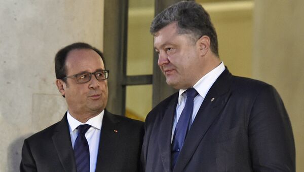 El presidente ucraniano, Petró Poroshenko, con su homólogo frances, Francois Hollande - Sputnik Mundo