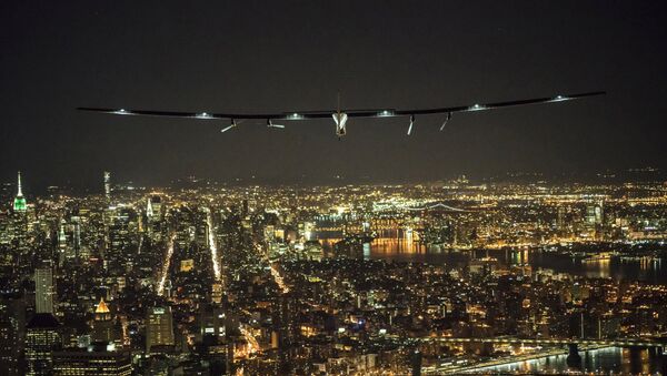 El avión Solar Impulse 2 vuela sobre Manhattan en la ciudad de Nueva York - Sputnik Mundo
