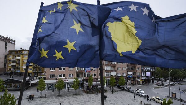Banderas de Kosovo y UE - Sputnik Mundo