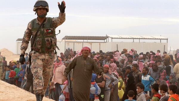 A Jordanian soldier stands guard as Syrian refugees (file) - Sputnik Mundo