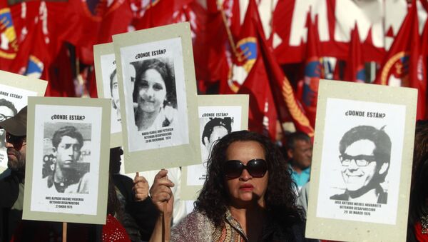 Una manifestación por los detenidos y desaparecidos en Chile durante la dicatdura de 1973-11990 - Sputnik Mundo