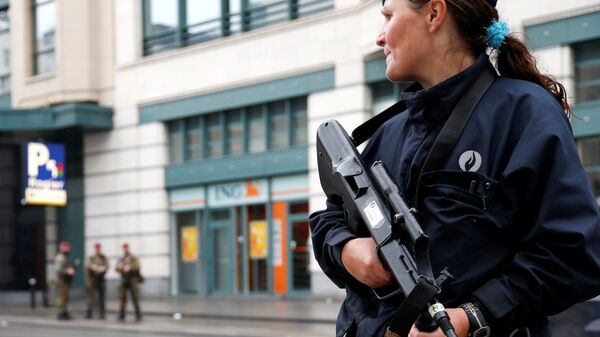 A Belgian police officer patrols near a central Brussels shopping centre after a man was arrested with hoax explosive belt - Sputnik Mundo