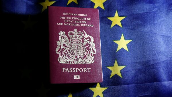 Pasaporte británico sobre la bandera de la UE - Sputnik Mundo