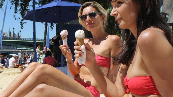 Mujeres comiendo helado - Sputnik Mundo