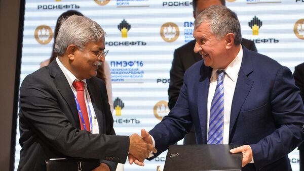 El presidente de Rosneft, Ígor Sechin, y  el ejecutivo de Indian Oil, Biswajit Roy - Sputnik Mundo