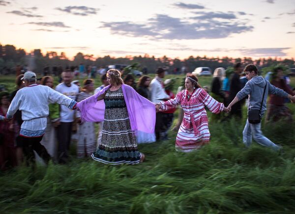 Raíces ancestrales: una ciudad rusa celebra el solsticio de verano - Sputnik Mundo