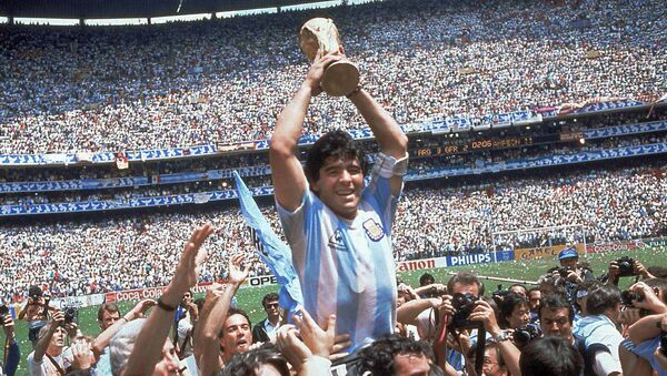 Diego Maradona después del partido histórico Argentina-Inglaterra del Mundial de México 86 - Sputnik Mundo