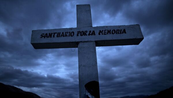 La cruz en el lugar donde hallaron cadáveres de las víctimas del conflicto interno, Huamanga, Perú - Sputnik Mundo