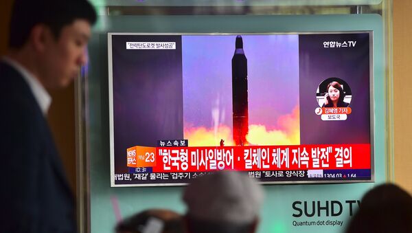 A man walks past a television screen reporting news of North Korea's latest Musudan missile test, at a railway station in Seoul on June 23, 2016 - Sputnik Mundo
