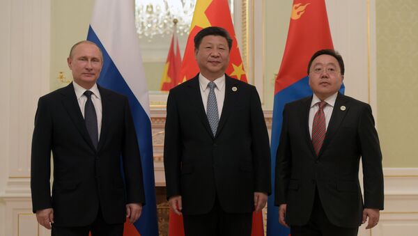 El presidente de Rusia Vladímir Putin, el presidente de China Xi Jinping y  el presidente de Mongolia Tsakhia Elbegdorj - Sputnik Mundo