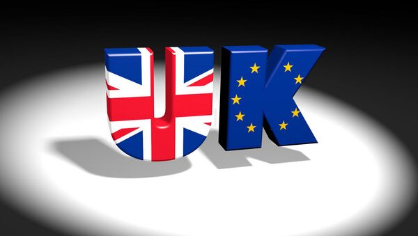 Un logo con las banderas del Reino Unido y la UE - Sputnik Mundo