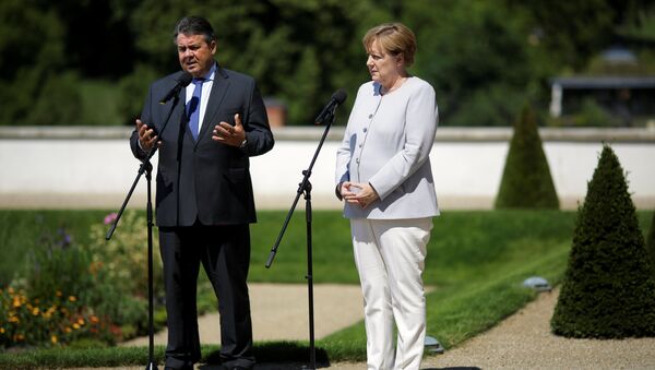 El ministro de Economía y Energía de Alemania Gabriel Sigmar y la canciller de Alemania Angela Merkel - Sputnik Mundo