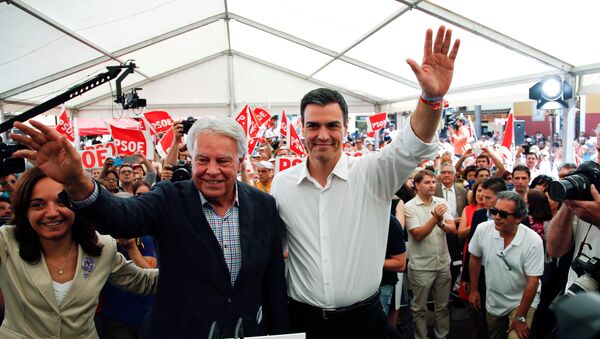 Spanish Socialist Workers' Party leader Sanchez stands with former Prime Minister Gonzalez as they wave to supporters in Madrid - Sputnik Mundo