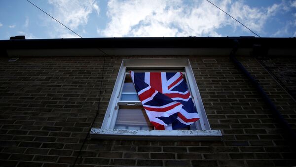 A British flag flutters in front of a window in London, Britain, June 24, 2016 after Britain voted to leave the European Union in the EU BREXIT referendum. - Sputnik Mundo