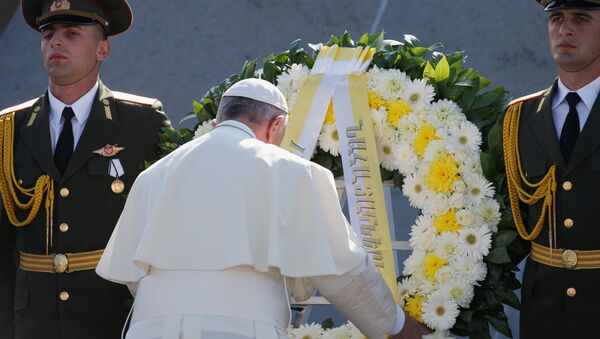 Papa Francisco rinde homenaje a las víctimas el genocidio armenio en Ereván - Sputnik Mundo