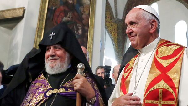 Pope Francis and Catholicos of All Armenians Karekin II arrive at the apostolic Cathedral in Etchmiadzin - Sputnik Mundo