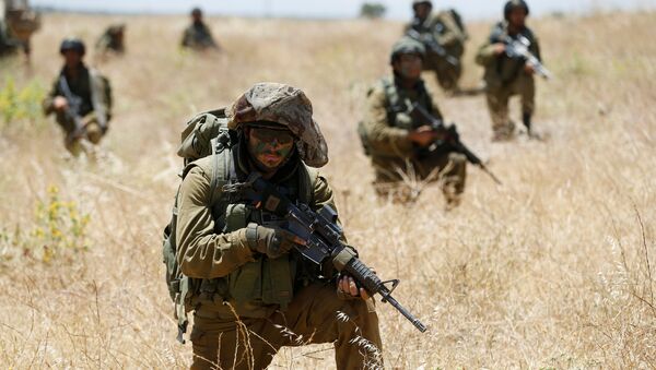 Soldados israelíes durante las maniobras en los Altos del Golán en la frontera con Siria - Sputnik Mundo