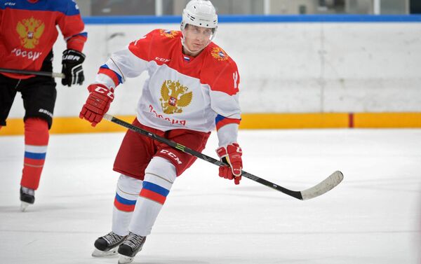 Vladímir Putin, presidente de Rusia, jugando al hockey - Sputnik Mundo