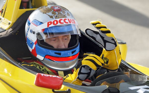 Vladímir Putin, presidente de Rusia, al volante del coche de Fórmula Uno - Sputnik Mundo