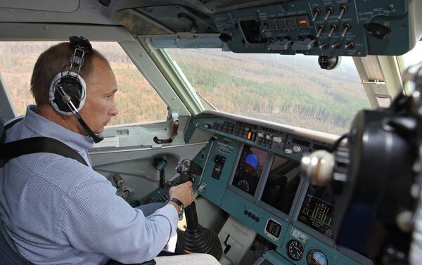 Vladímir Putin, presidente de Rusia, participa en la extinción de incendios forestales - Sputnik Mundo