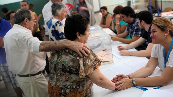 A woman is greeted by an electoral observer of People's Party (PP) after voting in Spain's general election at a polling station in Rincon de la Victoria - Sputnik Mundo