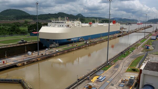 A cargo ship is pictured crossing through the Miraflores locks, a day before the inauguration of the Panama Canal Expansion project, in Panama City, Panama June 25, 2016 - Sputnik Mundo