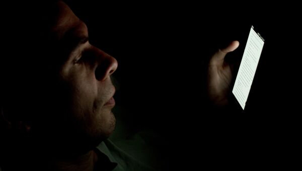 Un hombre mira su smartphone (imagen ilustrativa) - Sputnik Mundo