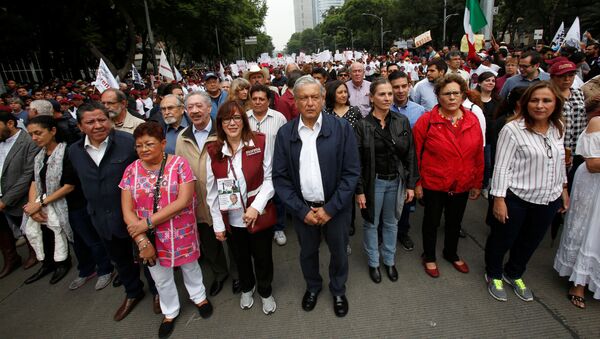 Andrés Manuel López Obrador, líder del Movimiento de Regeneración Nacional (Morena, izquierda), durante una protesta - Sputnik Mundo