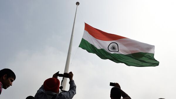 Indian residents photograph India's tallest flag as it is unveiled in Faridabad on the outskirts of New Delhi on March 3, 2015 - Sputnik Mundo