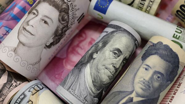 Billetes de euro, dólares hongkones y estadounidenses, libras y yuanes - Sputnik Mundo