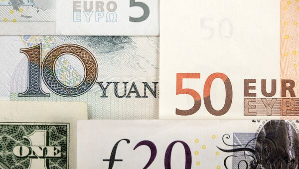 Billetes de euro, dólares estadounidenses, libras y yuanes - Sputnik Mundo