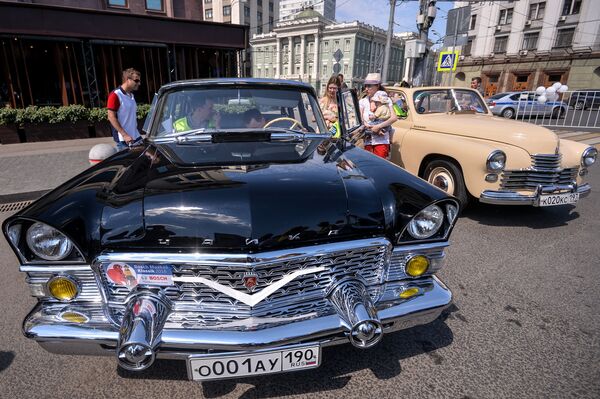 Los coches retro invaden las calles de Moscú - Sputnik Mundo