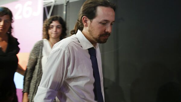 Podemos (We Can) party leader Pablo Iglesias leaves after addressing journalists on the results in Spain's general election in Madrid - Sputnik Mundo