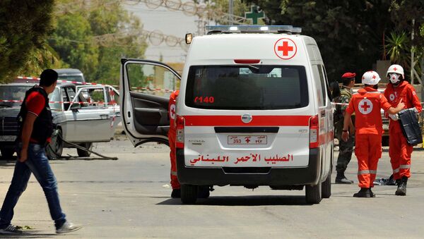 Lebanese Red Cross members work at the site where suicide bomb attacks took place in the Christian village of Qaa, in the Bekaa valley, Lebanon June 27, 2016. - Sputnik Mundo