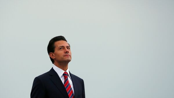 Mexico's President Enrique Pena Nieto looks on at the Citadelle in Quebec City - Sputnik Mundo