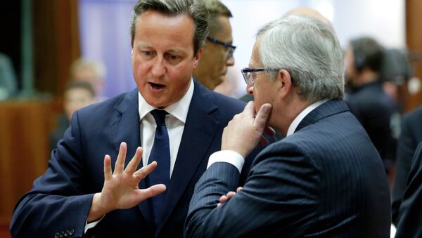 Primer ministro británico, David Cameron y presidente de la Comisión Europea, Jean-Claude Juncker - Sputnik Mundo