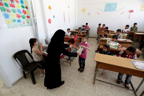 Un refugio antiaéreo como aula de estudios: las escuelas de la Siria de hoy - Sputnik Mundo