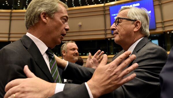 El Presidente de la Comisión Europea, Jean-Claude Juncker, (derecha) da bienvenida al líder del partido UKIP, Nigel Farage, en el Parlamento Europeo - Sputnik Mundo