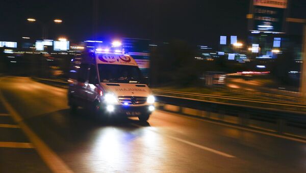 Ambulancia llegando al aeropuerto de Estambul tras las explosiones - Sputnik Mundo