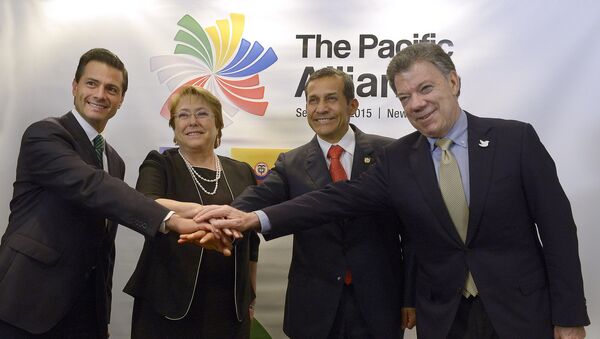 Jefes de Estado miembros de Alianza del Pacífico en 2015: Enrique Peña, Michelle Bachelet, Ollanta Humala, Juan Manuel Santos - Sputnik Mundo