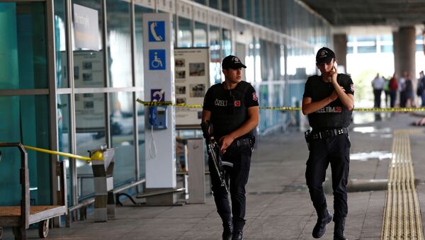 Policías turcos en el aeropuerto Ataturk en Estambul - Sputnik Mundo