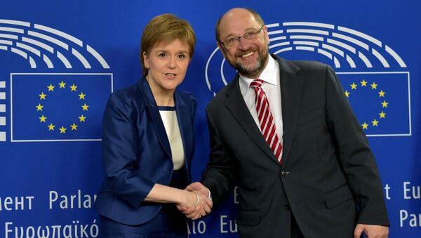 La primera ministra de Escocia, Nicola Sturgeon, y el presidente del Parlamento Europeo, Martin Schulz - Sputnik Mundo