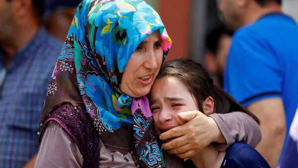 Las familiares de una víctima del atentado en Estambul - Sputnik Mundo