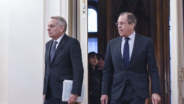 El encuentro entre el ministro de Exteriores francés, Jean-Marc Ayrault y el canciller ruso, Serguéi Lavrov - Sputnik Mundo