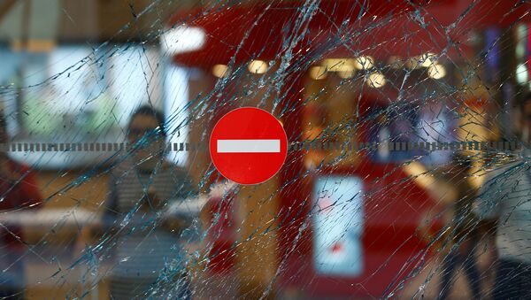 A broken window is seen at Turkey's largest airport, Istanbul Ataturk, Turkey, following yesterday's blasts June 29, 2016. - Sputnik Mundo