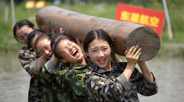 El duro entrenamiento de las azafatas chinas - Sputnik Mundo