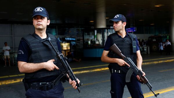 Police officers stand guard at Ataturk airport in Istanbul - Sputnik Mundo