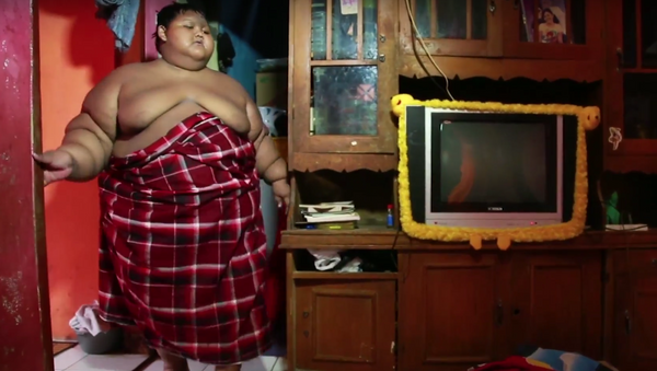 Arya Permana, un niño indonesio que pesa 192 kilos - Sputnik Mundo