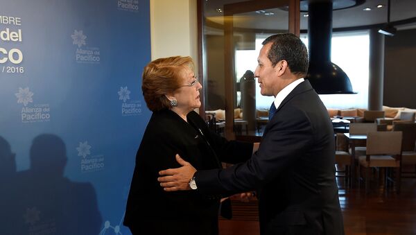 La presidenta de Chile, Michelle Bachelet, y el presidente de Perú, Ollanta Humala - Sputnik Mundo